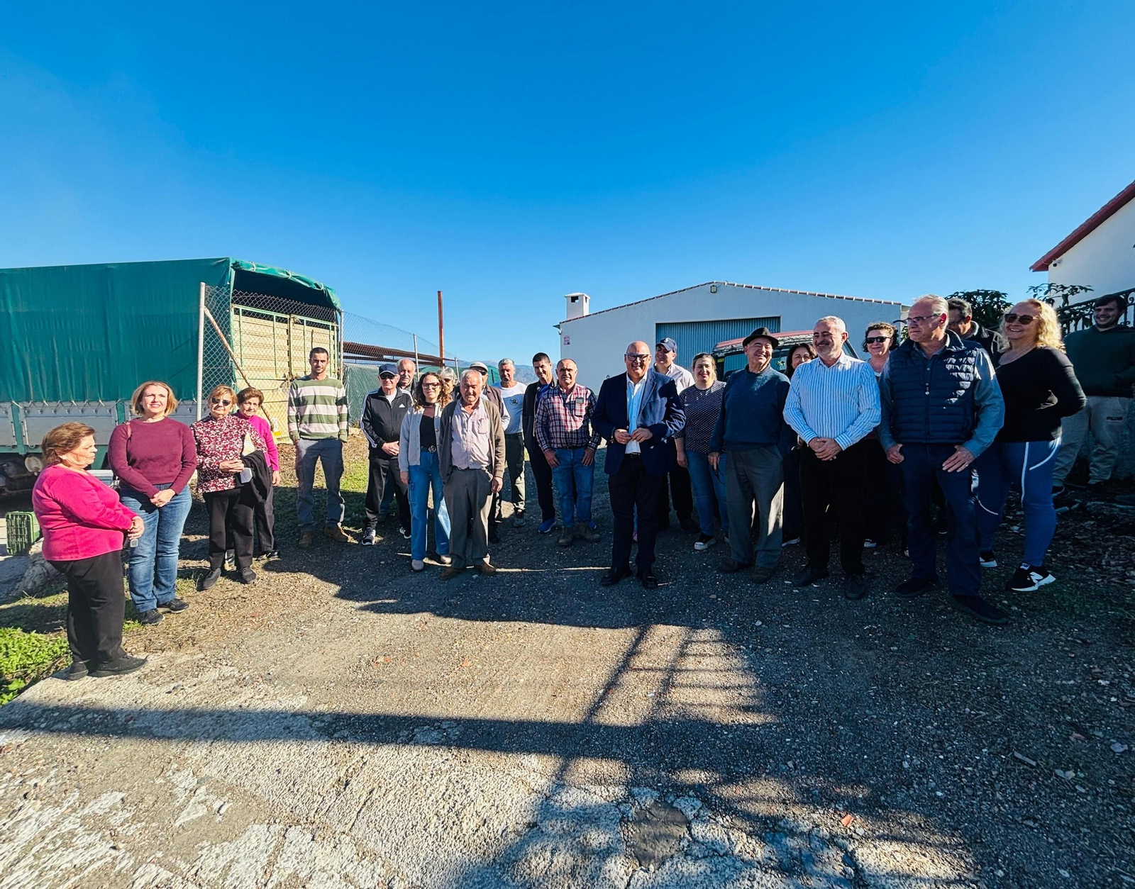 Jesús Lupiáñez, alcalde de Vélez-Málaga, junto con Jesús María Claros, teniente alcalde de Almayate, y los vecinos de la zona en la red de abastecimiento renovada