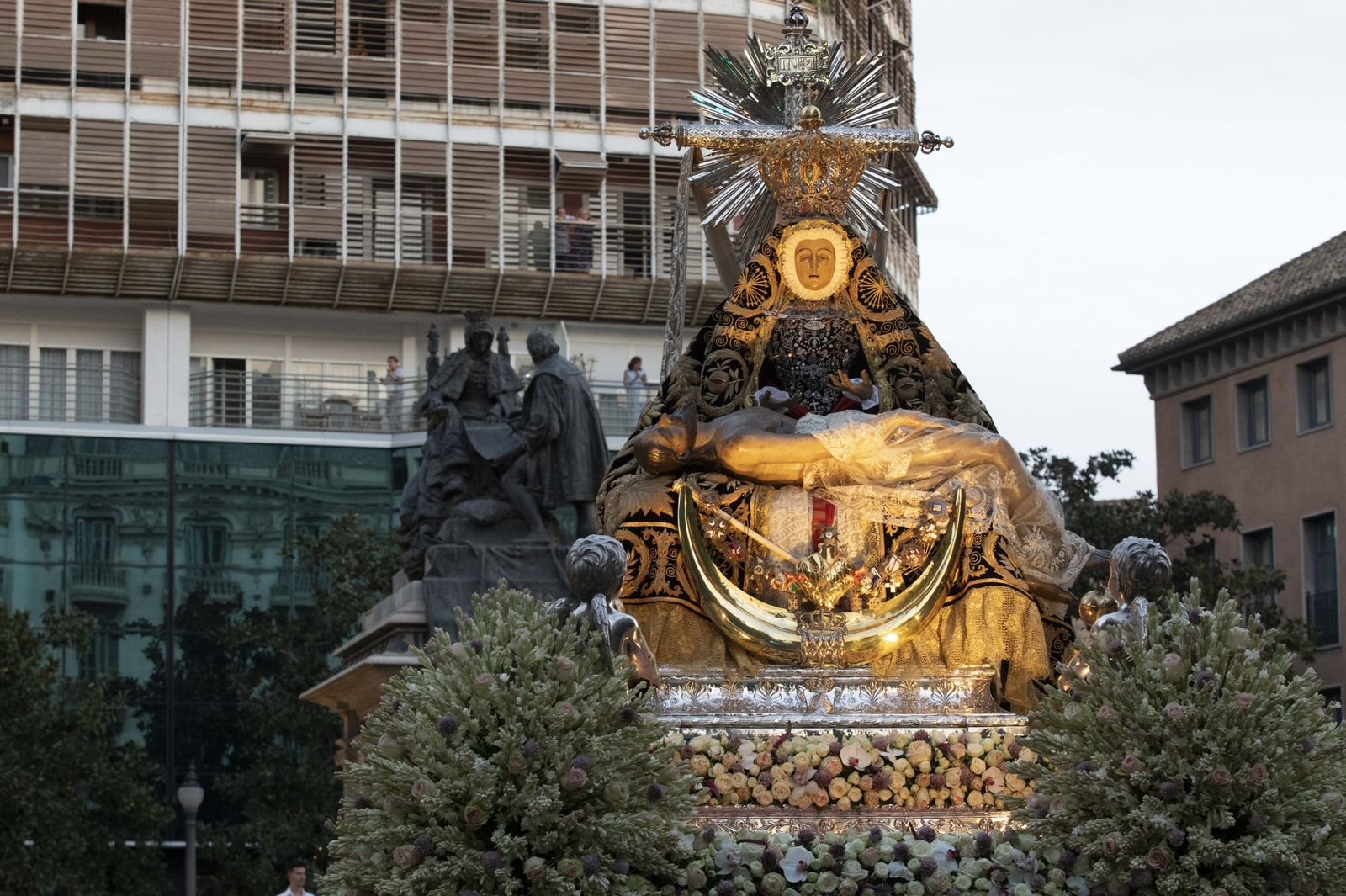 Granada se lanza a la calle con su Virgen de las Angustias