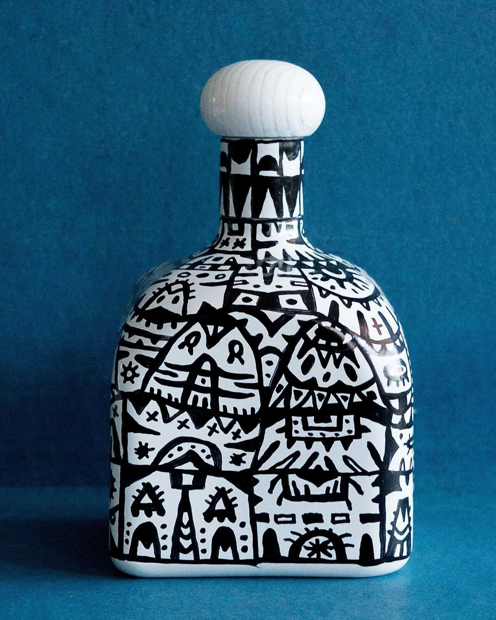 Botella pintada por Fátima Pemán.