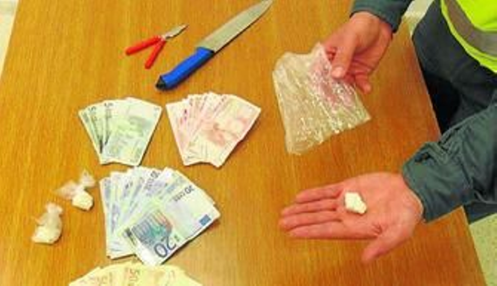 Cocaína en roca encontrada por los agentes de la Guardia Civil.