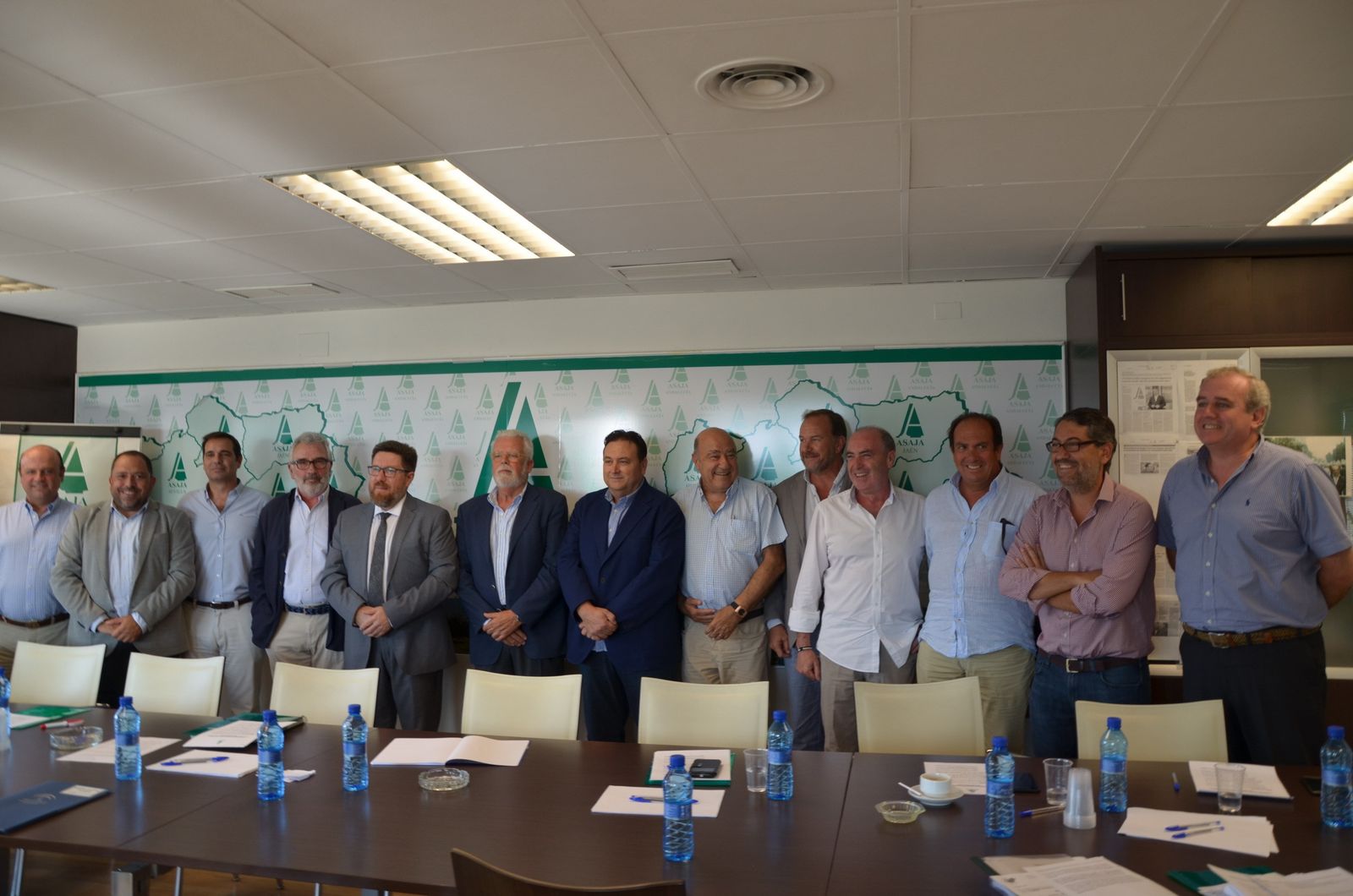 El consejero Sánchez Haro, cuarto por la izquierda, ayer con el comité ejecutivo de Asaja Andalucía.
