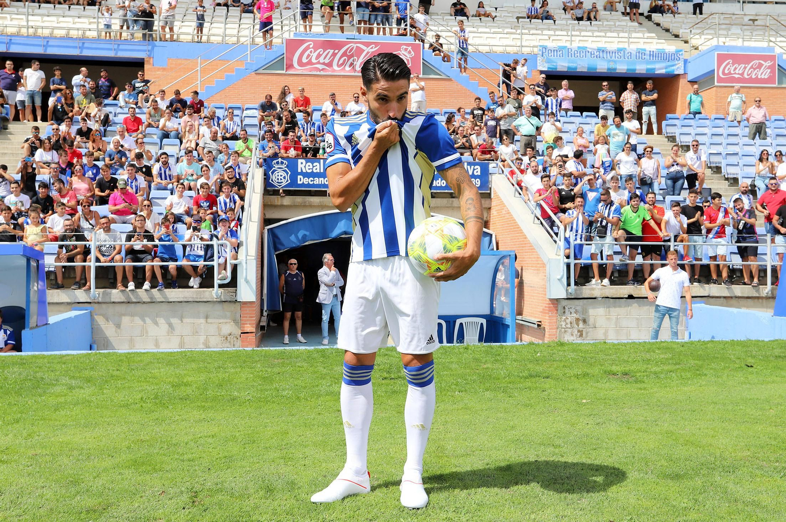 Chuli besa el escudo del Decano el día de su presentación.