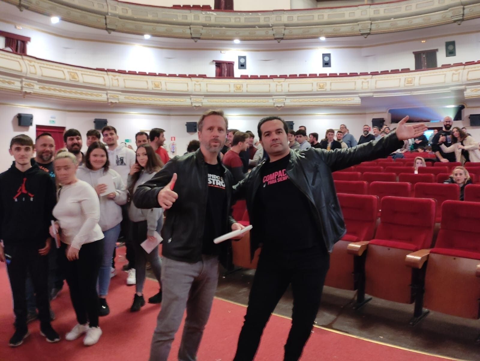 En un descanso entre películas, los Compadres atendieron la larga cola de seguidores.