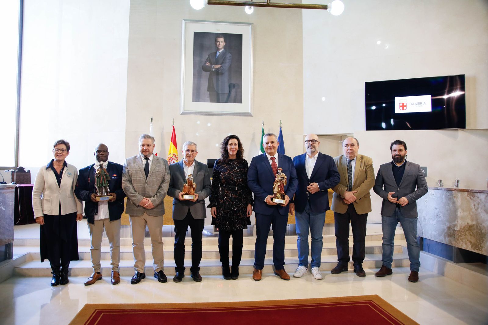 Imágenes de la entrega de las coronas a los emisarios de sus Majestades los Reyes Magos de Oriente