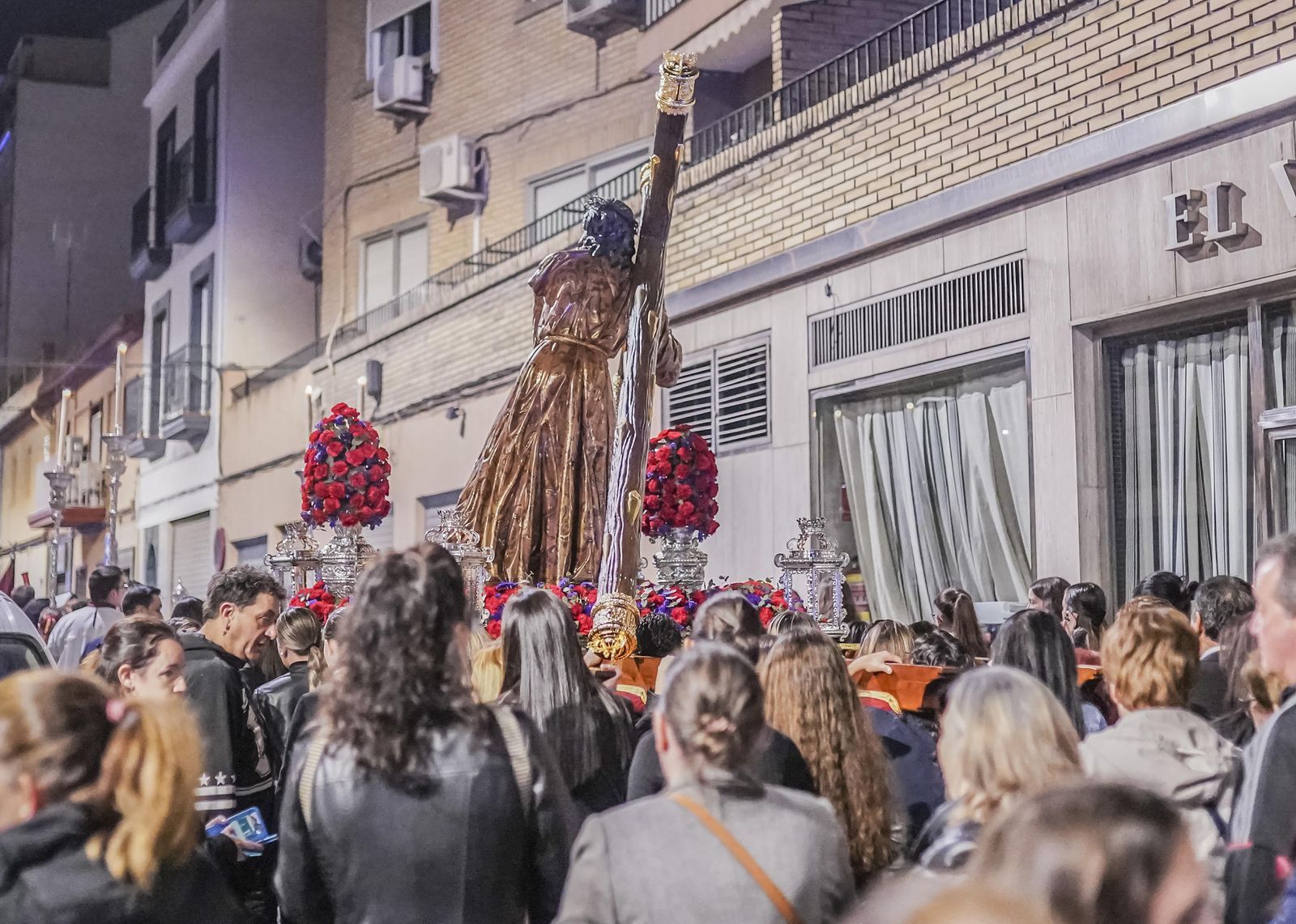 El vía crucis de la Hermandad del Trabajo, en imágenes