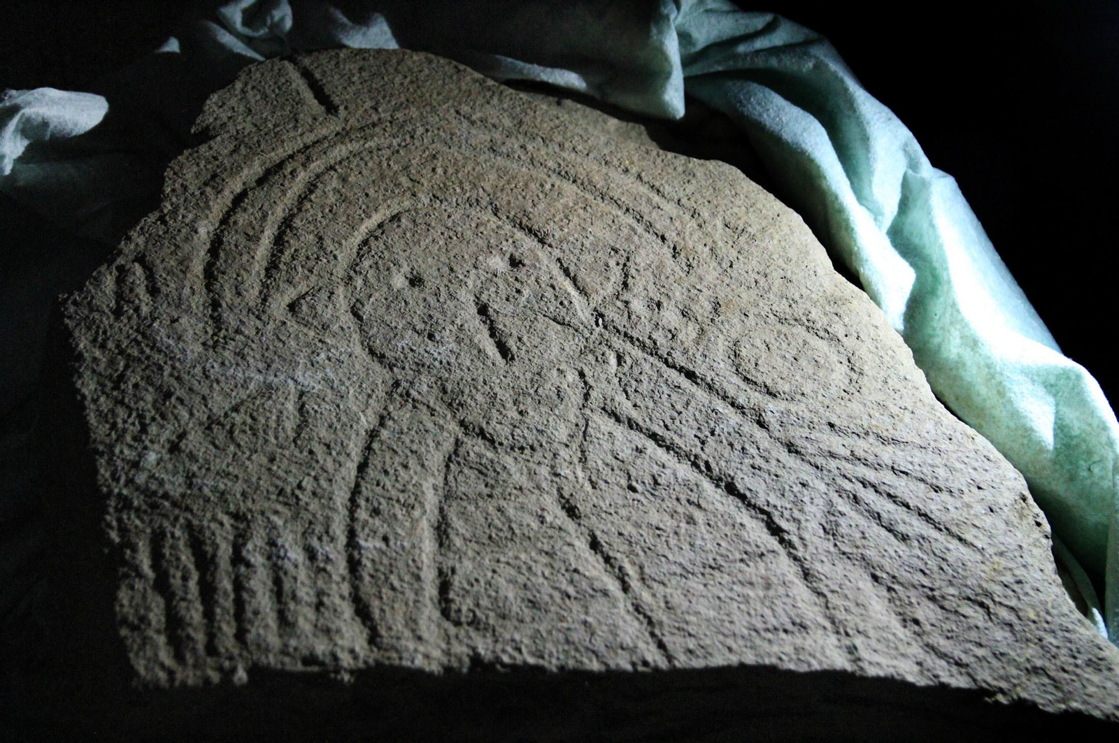 Imágenes de la llegada al museo de Huelva de la estela de cerca de 5.000 años de antigüedad hallada en Cañaveral de León