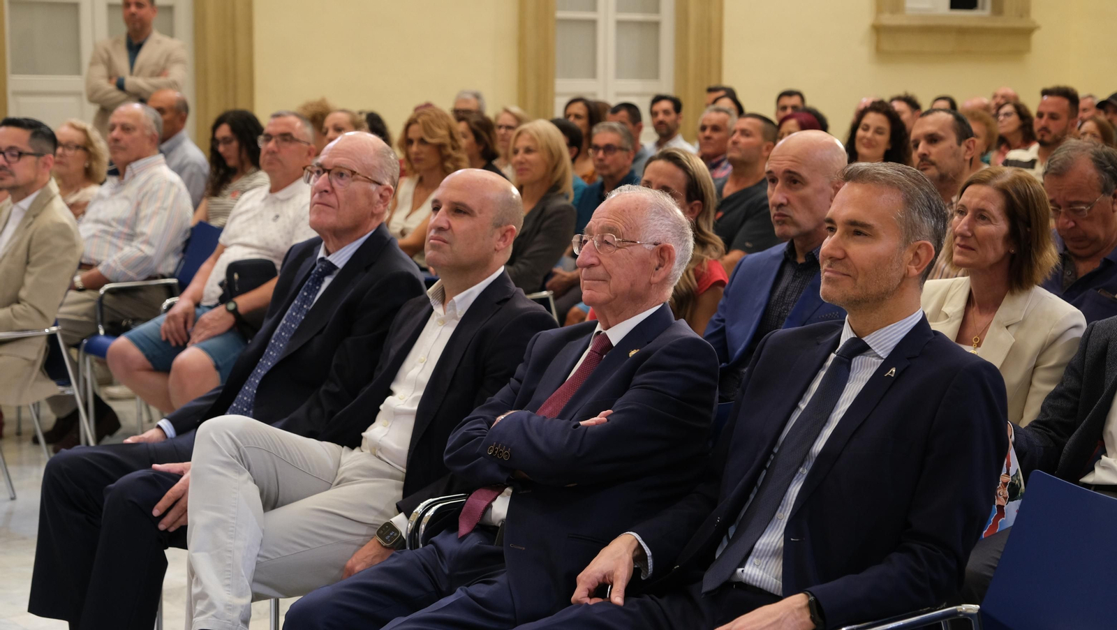 El Doctor Antonio Ríos presenta su libro 'Una Rodilla Feliz', en imágenes