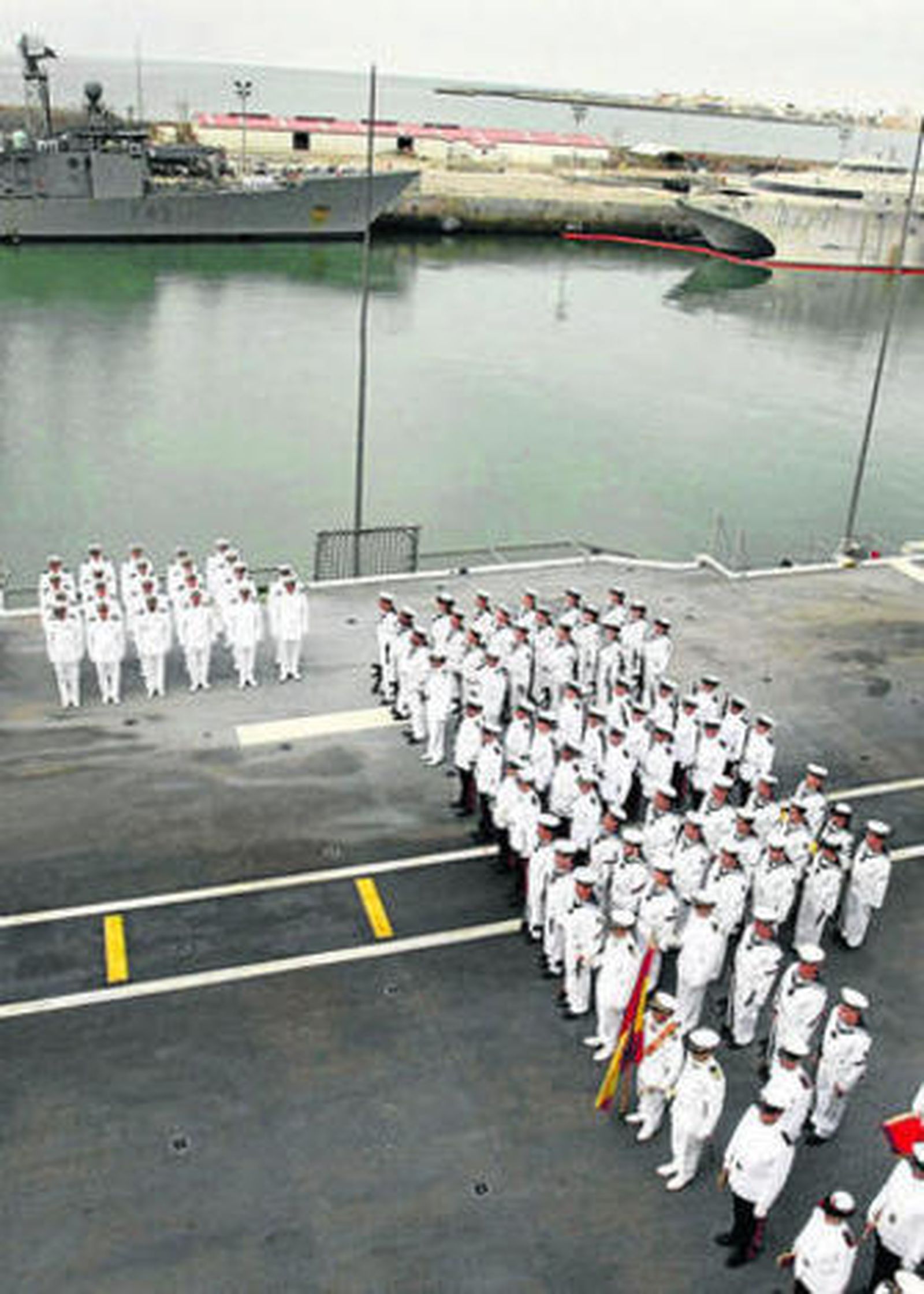 Acto castrense en el puerto de Rota.