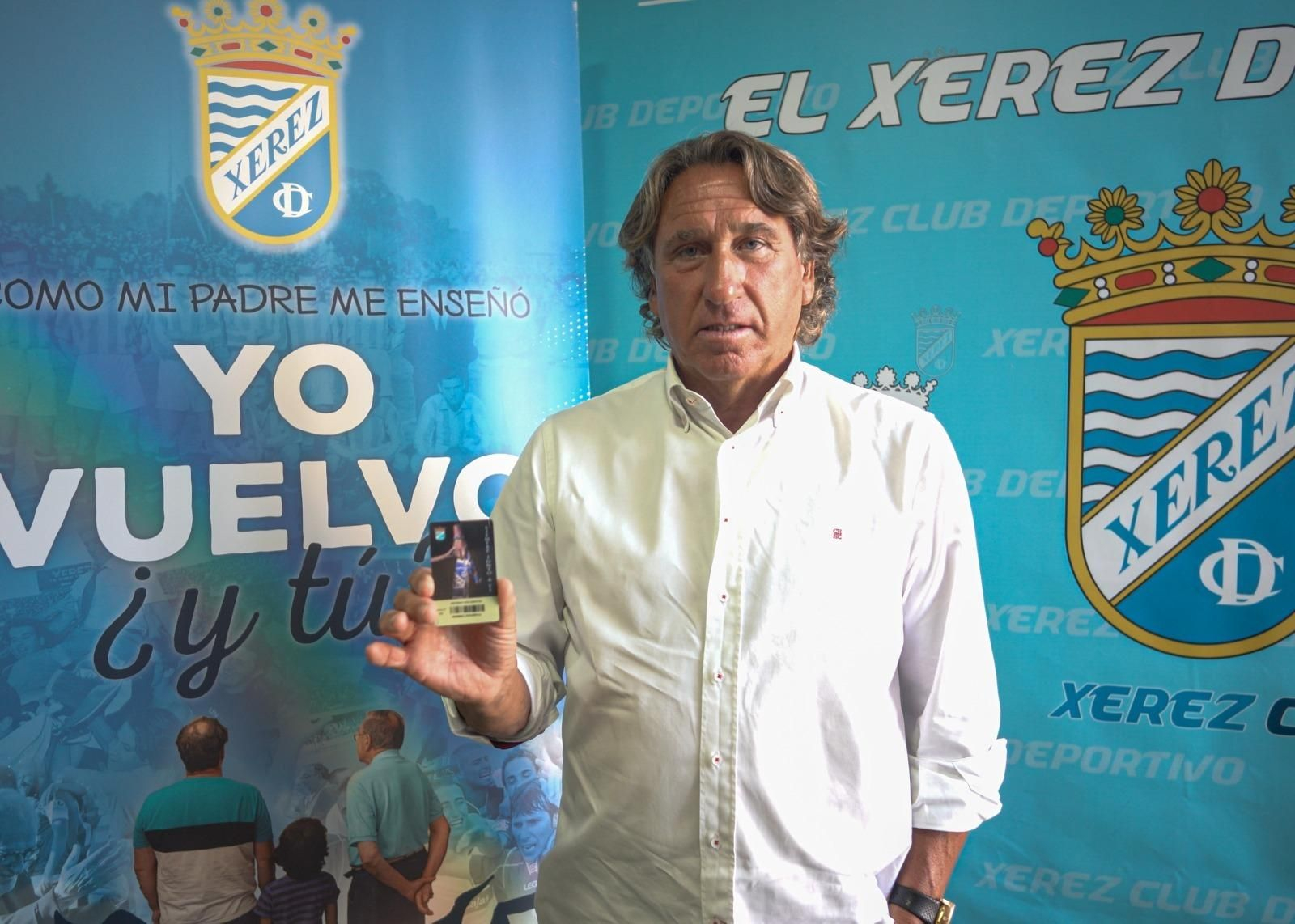 Esteban Vigo, con su renovado carné de abonado del XCD.