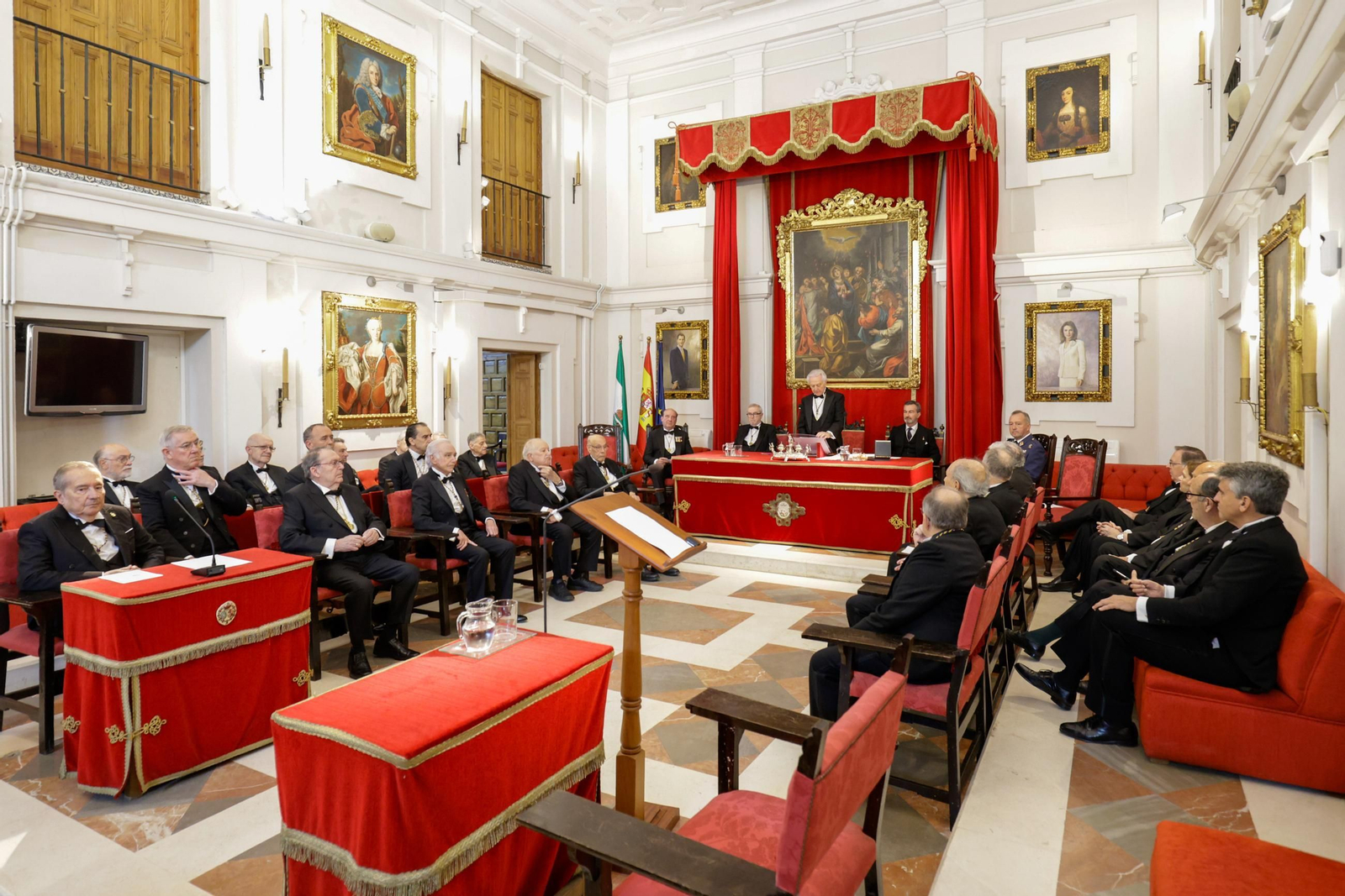 Las imágenes del ingreso como académico de Erudición en la academia de Medicina del arzobispo José Ángel Saiz Meneses