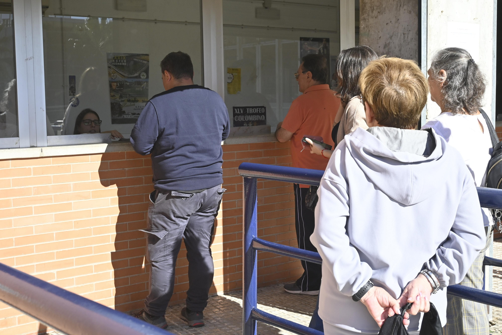 Ambiente en la venta de entradas, para el partido de Copa del Rey en el Colombino