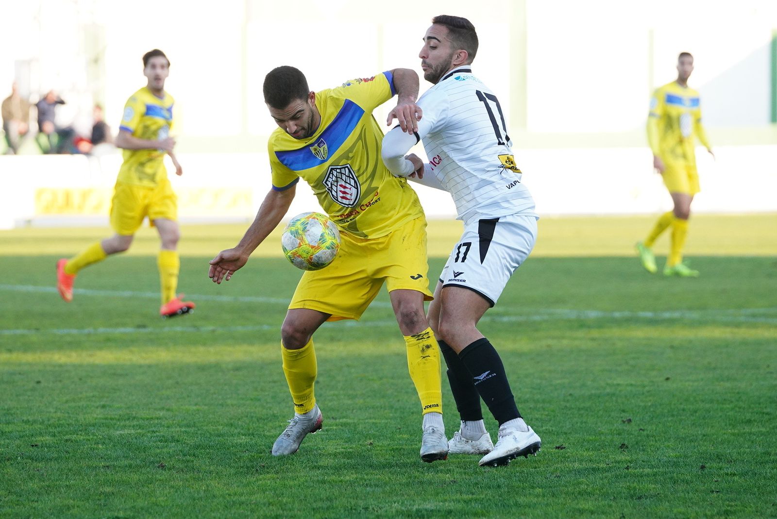 Carlos Cuenca, autor de dos goles, protege el esférico ante un rival.