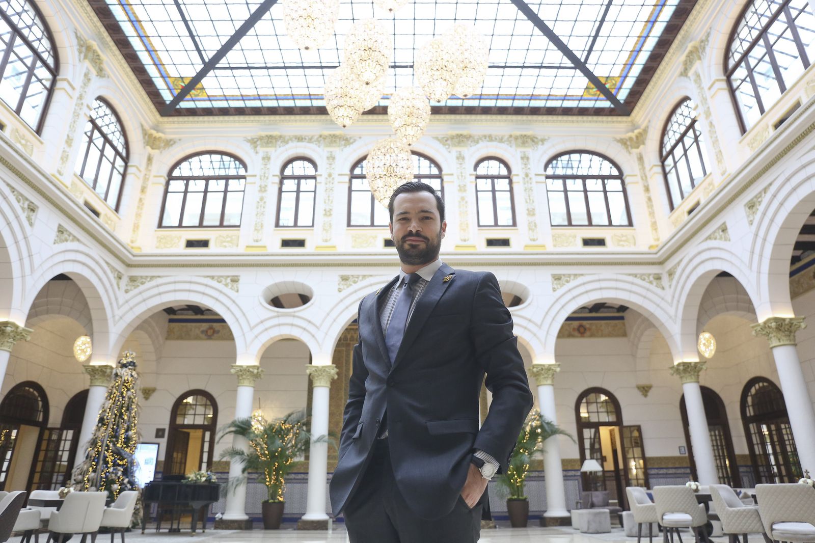 José María Arias posa en el recibidor del Gran Hotel Miramar.