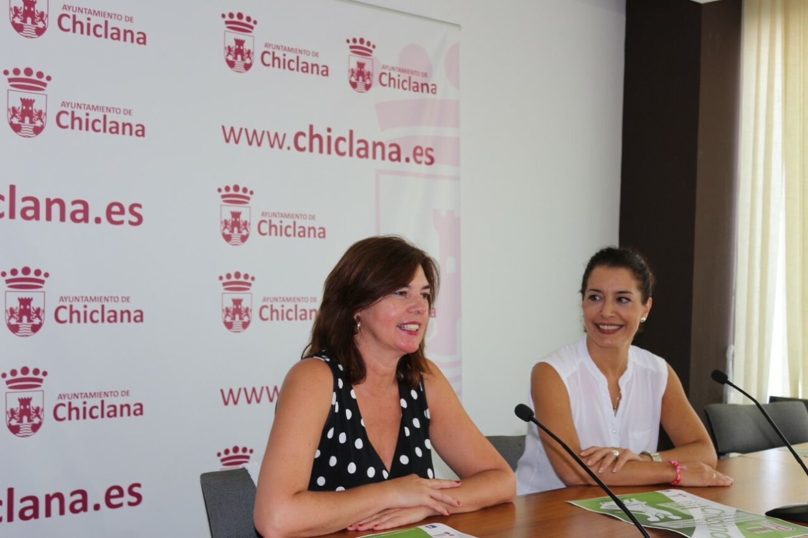 Pepa Vela y Lola Fraga durante la presentación del campeonato de baile.