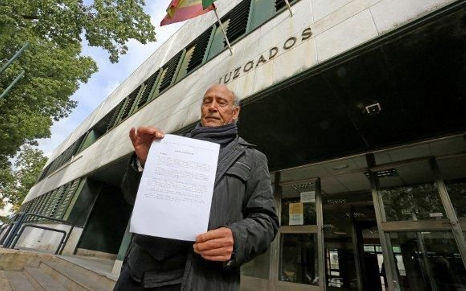 El padre de Juan Holgado, a la puerta del Juzgado./Pascual