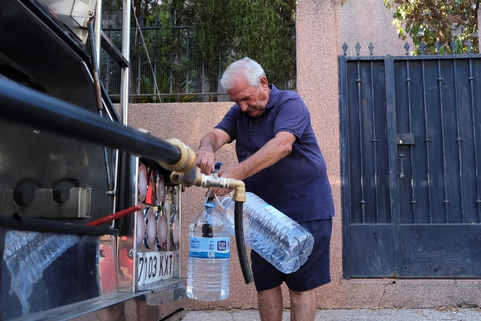 Los camiones cisterna de Emacsa ya abastecen a los vecinos de Las Jaras, en imágenes