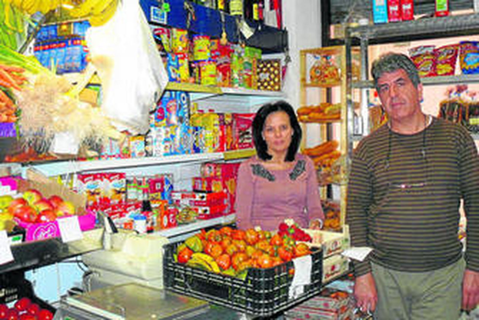 Juan Hernández y Matilde Rueda, propietarios, son veteranos dentro del mundo de las pequeñas tiendas de alimentación.