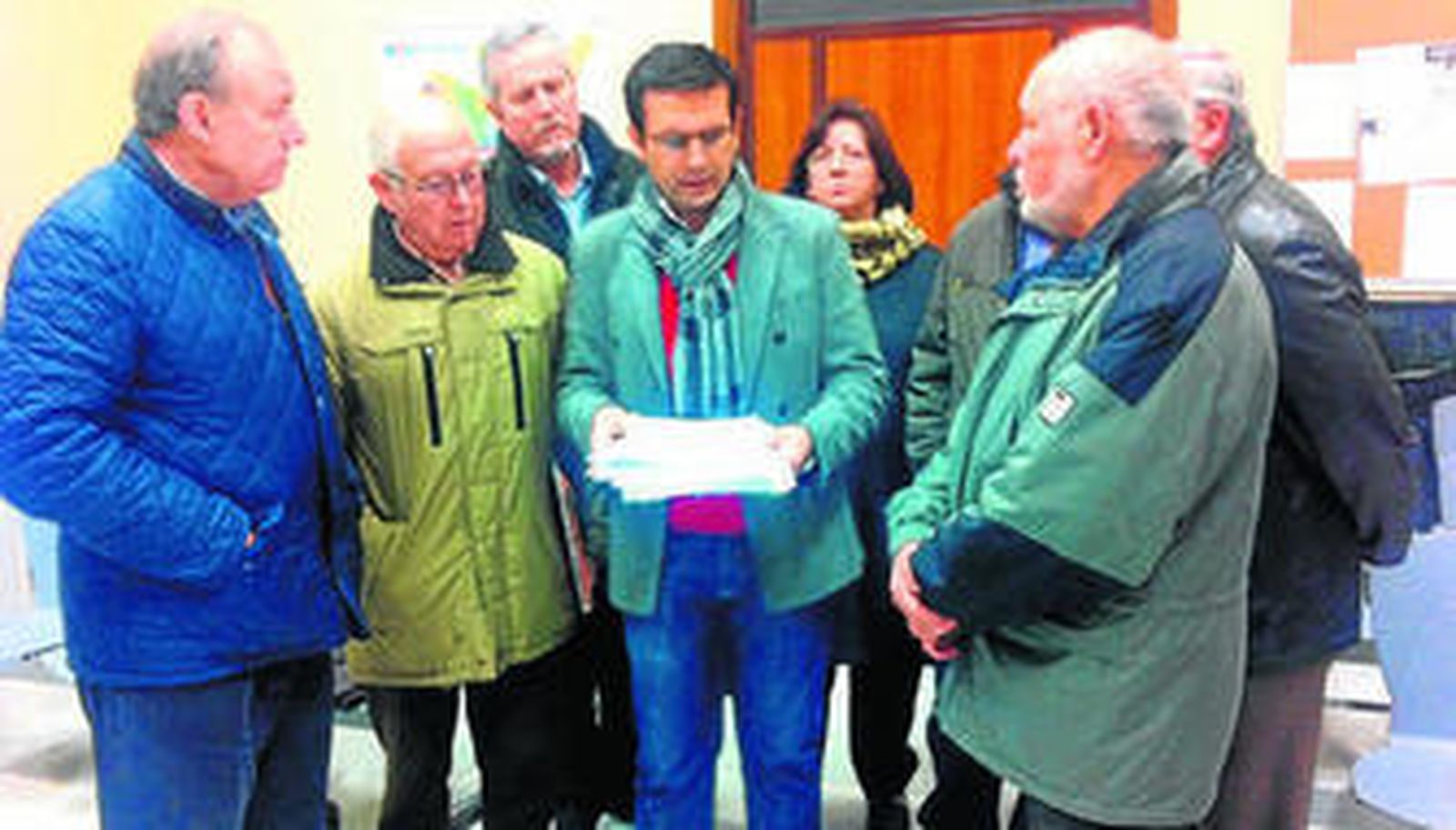El candidato a la Alcaldía por el PSOE, Paco Cuenca, ayer con los vecinos.