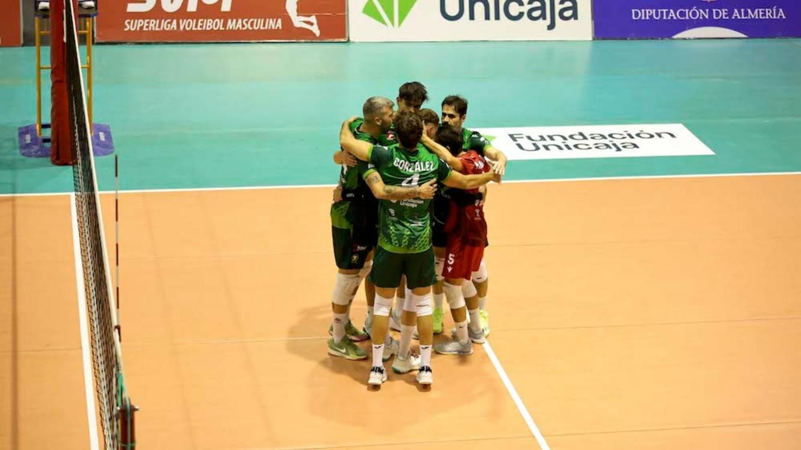 Los jugadores ahorradores, unidos por la consecución de un punto.