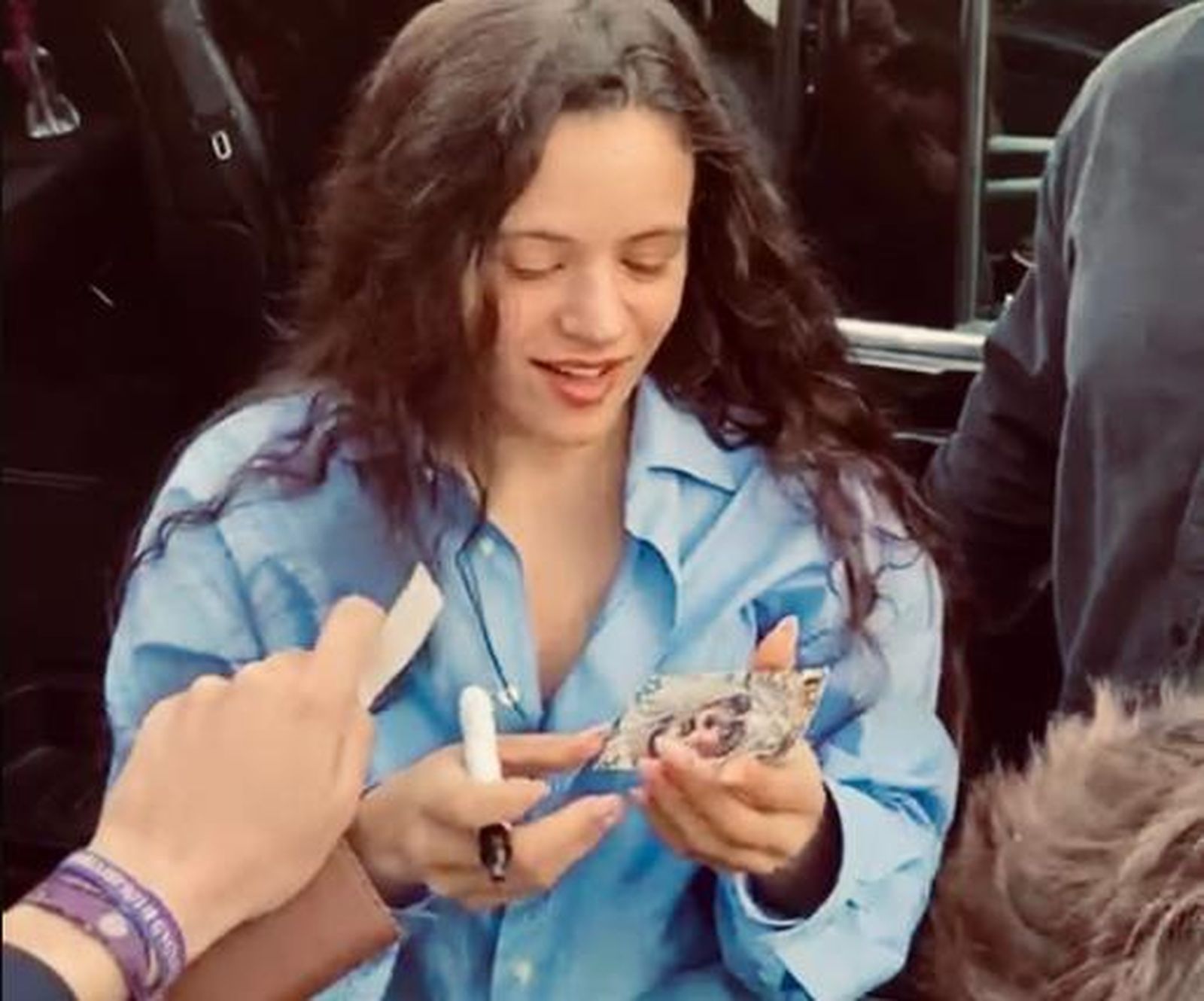 Rosalía con la estampita de la Macarena