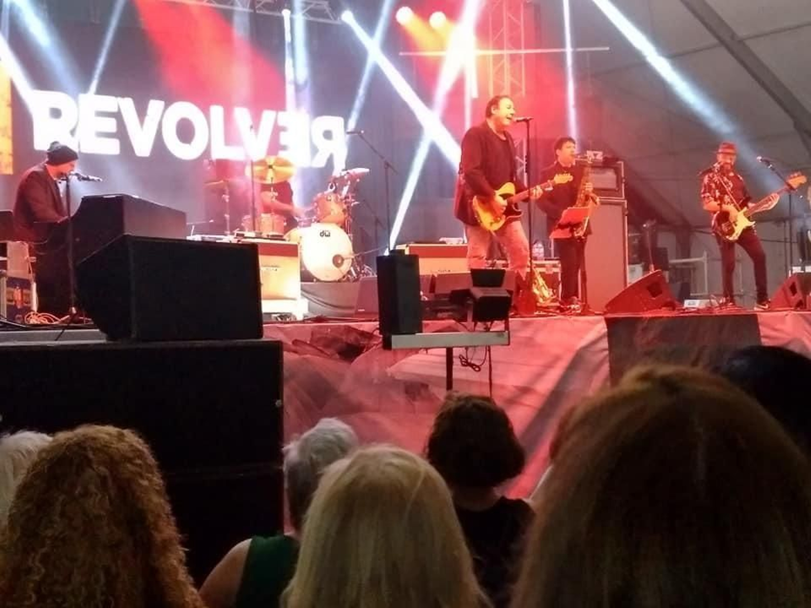 El concierto de Revólver reunió a multitud de espectadores.