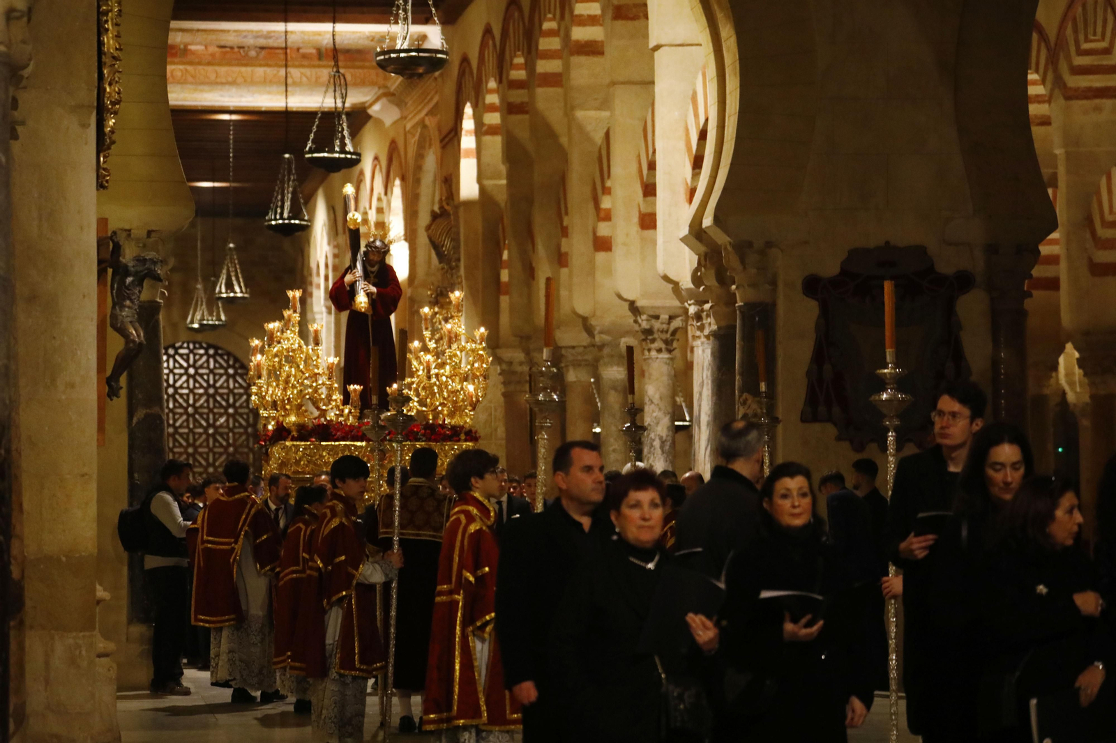 El vía crucis de la Agrupación de Cofradías de Córdoba, en imágenes
