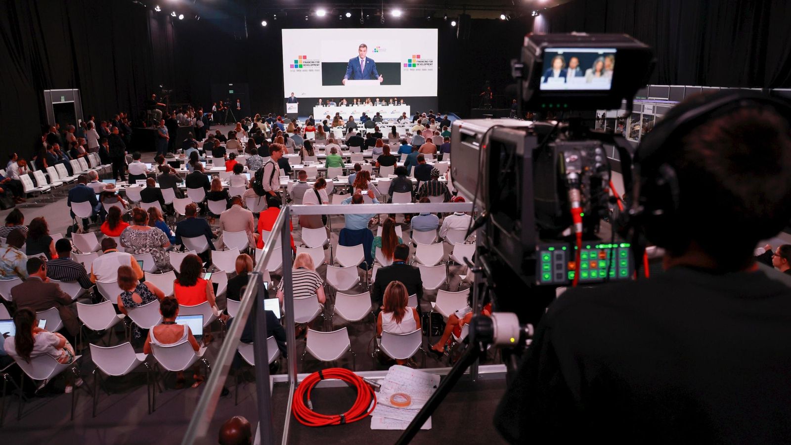 Una de las mesas redondas atestada de participantes y periodistas. Una de las mesas redondas atestada de participantes y periodistas.