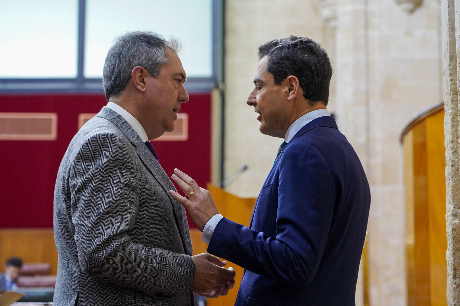 Juan Espadas y Juanma Moreno, en el Parlamento de Andalucía.