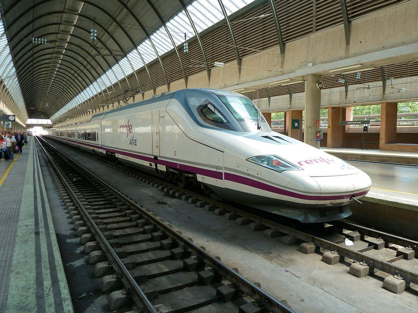 Tren AVE estacionado en Sevilla