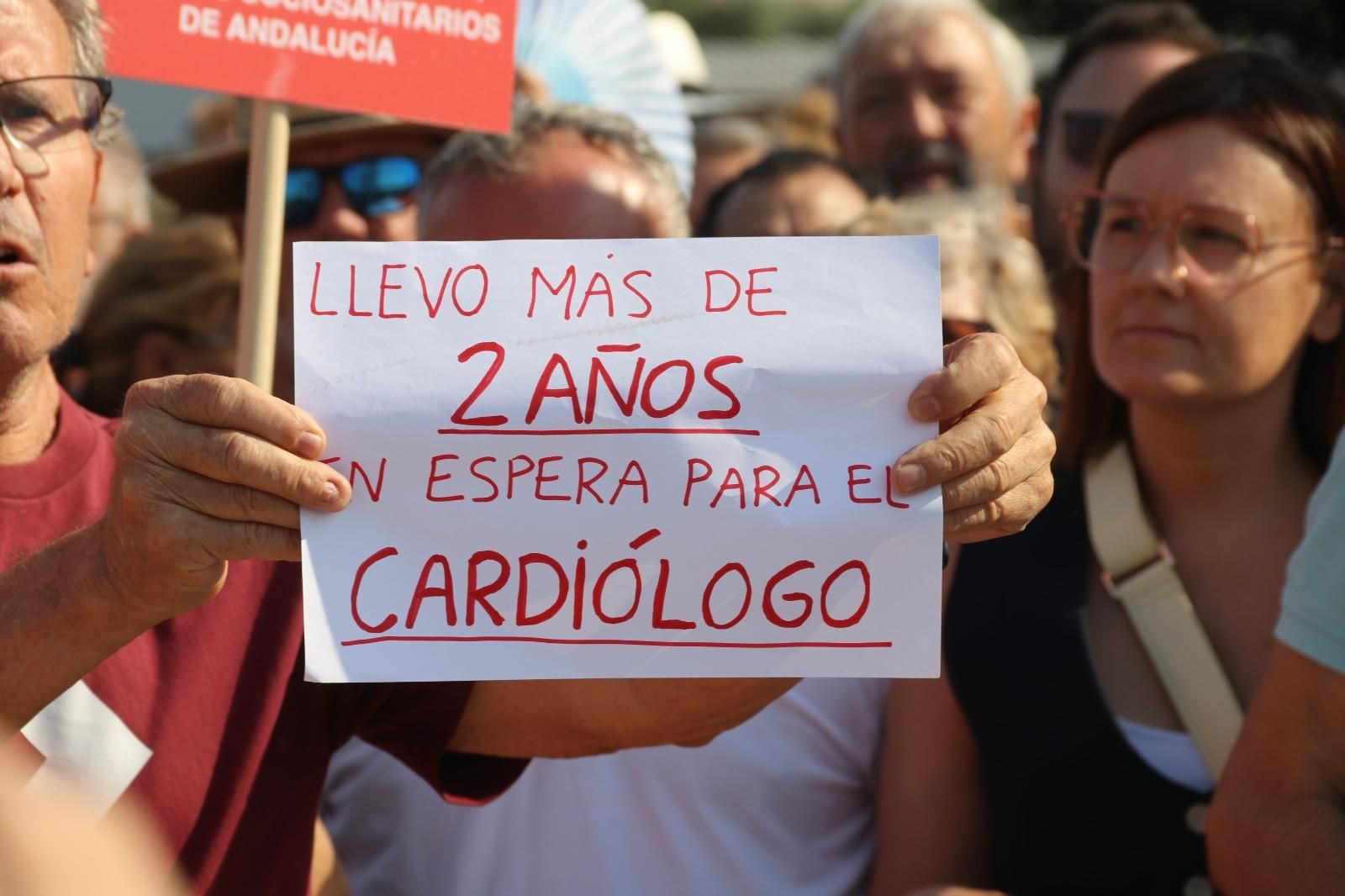 Uno de los manifestantes porta un mensaje de denuncia en Andújar.