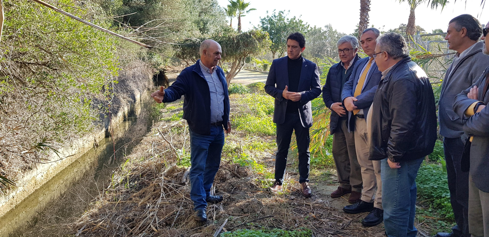 Los delegados territoriales junto al canal de riego.