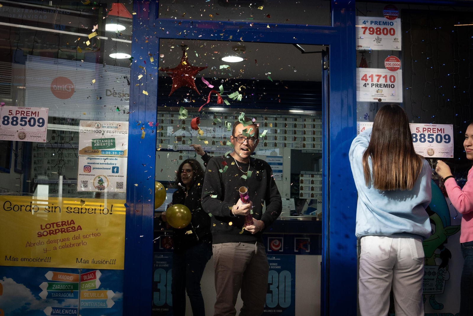 Celebraciones de los premiados con la Lotería de Navidad en España Celebraciones de los premiados con la Lotería de Navidad en España