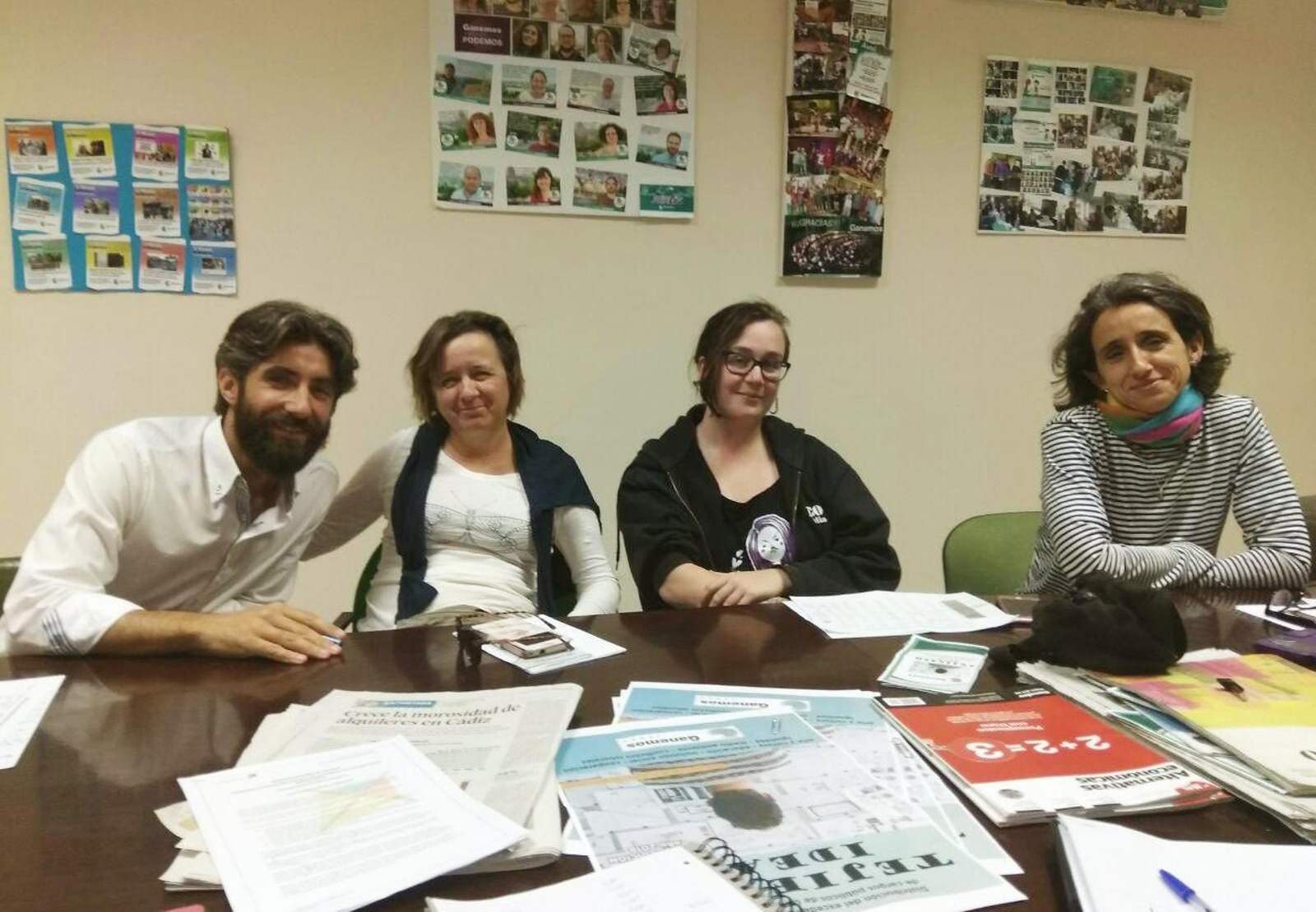 Cuatro de los cinco miembros del jurado reunidos para decidir los proyectos ganadores. Cuatro de los cinco miembros del jurado reunidos para decidir los proyectos ganadores.