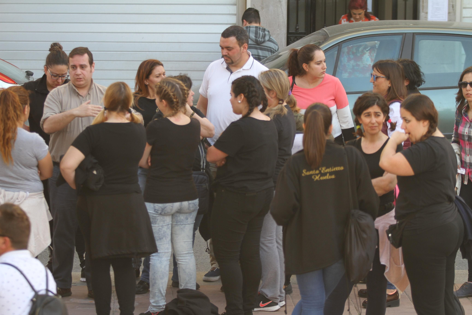 El ensayo de la cuadrilla de mujeres de la Hermandad del Santo Entierro, en imágenes