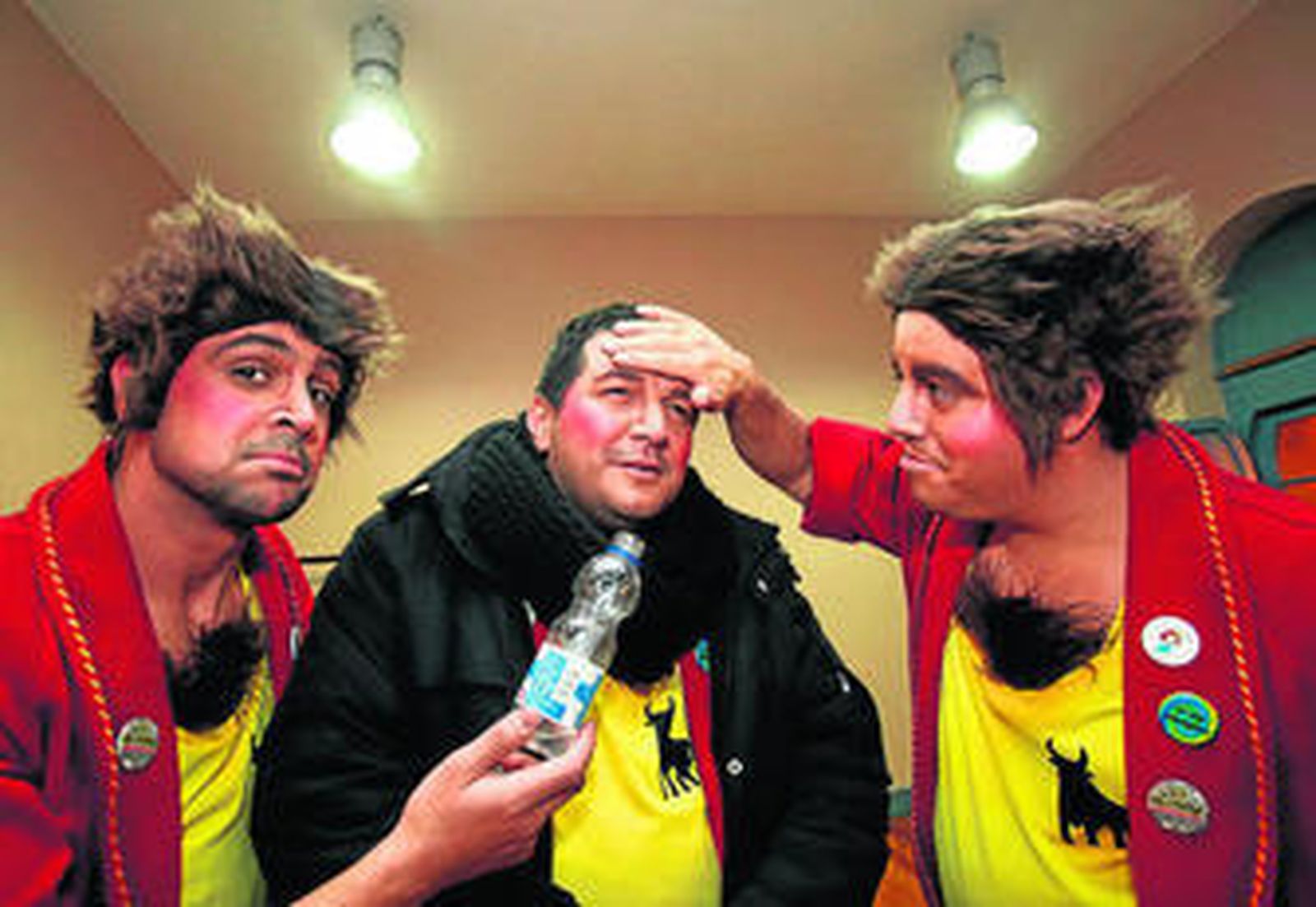 Un renqueante Kike Remolinos, anoche en camerinos junto a Emilio López jr. y otro componente de su chirigota.