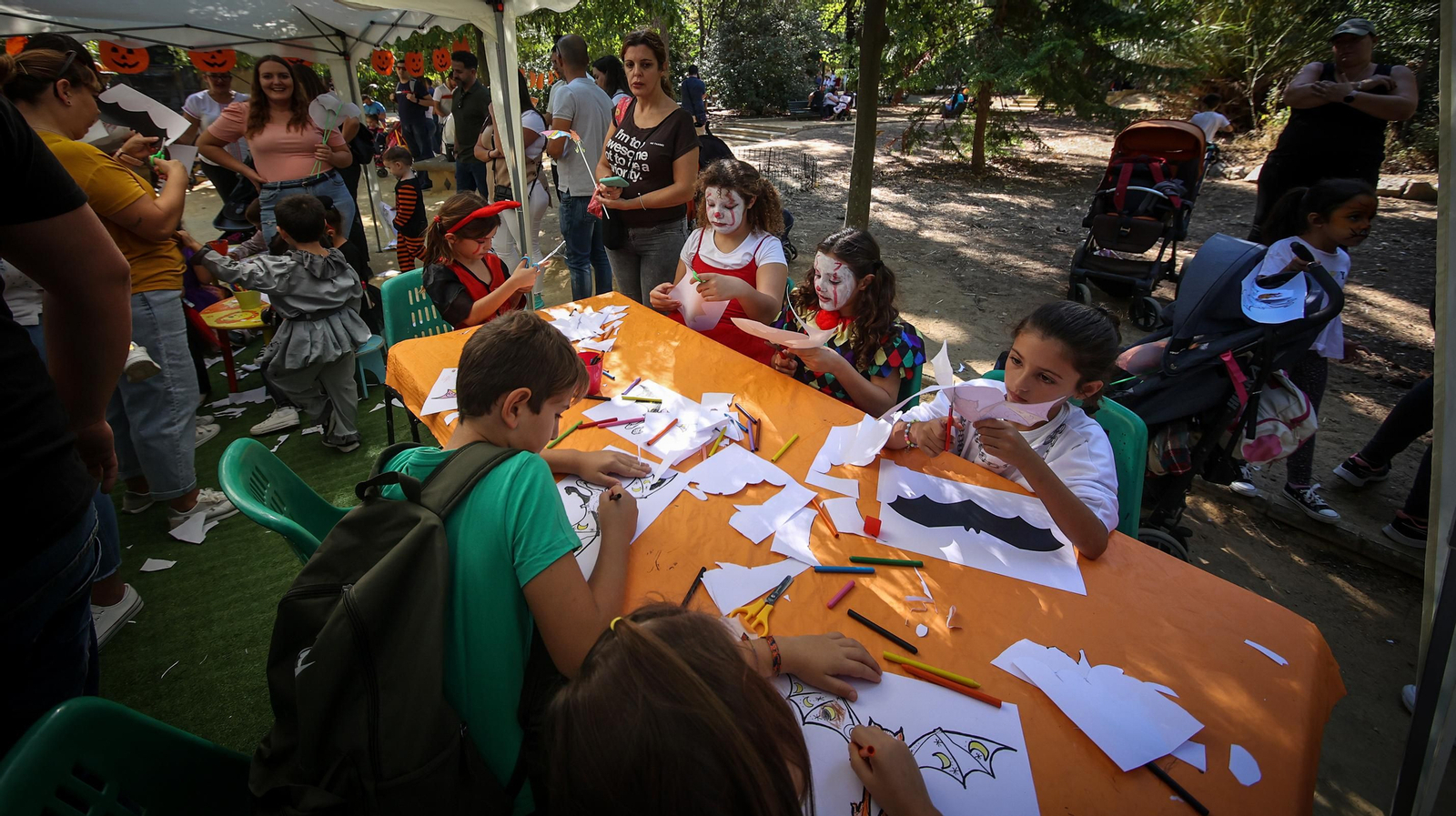 Miles de asistentes a la fiesta de Halloween en el Zoo de Jerez