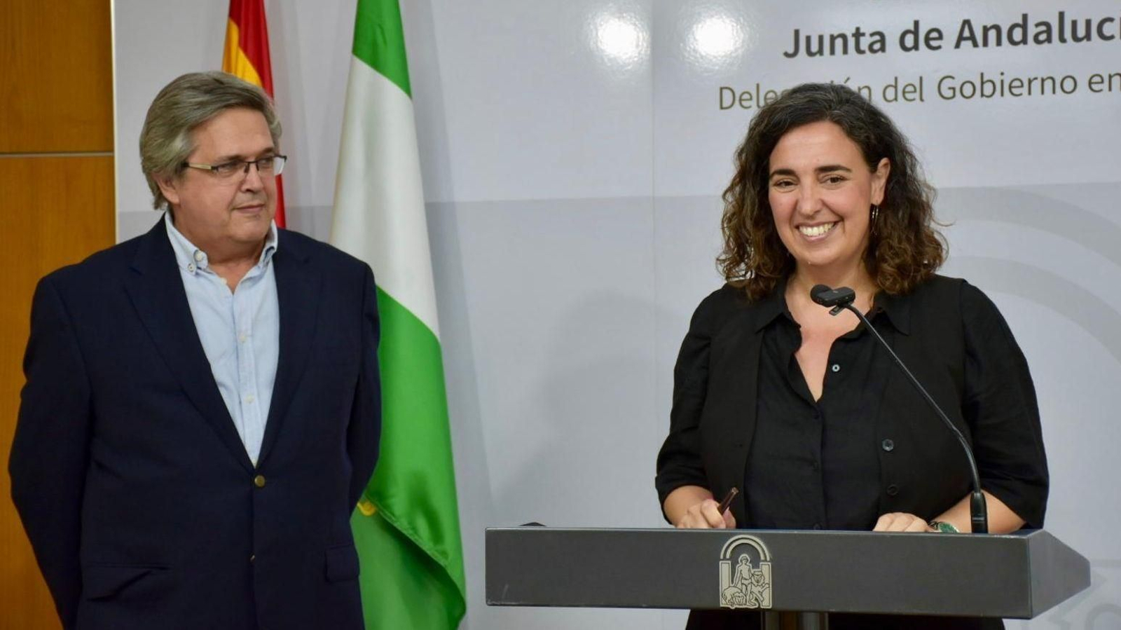 La delegada, junto al director del parque metropolitano.