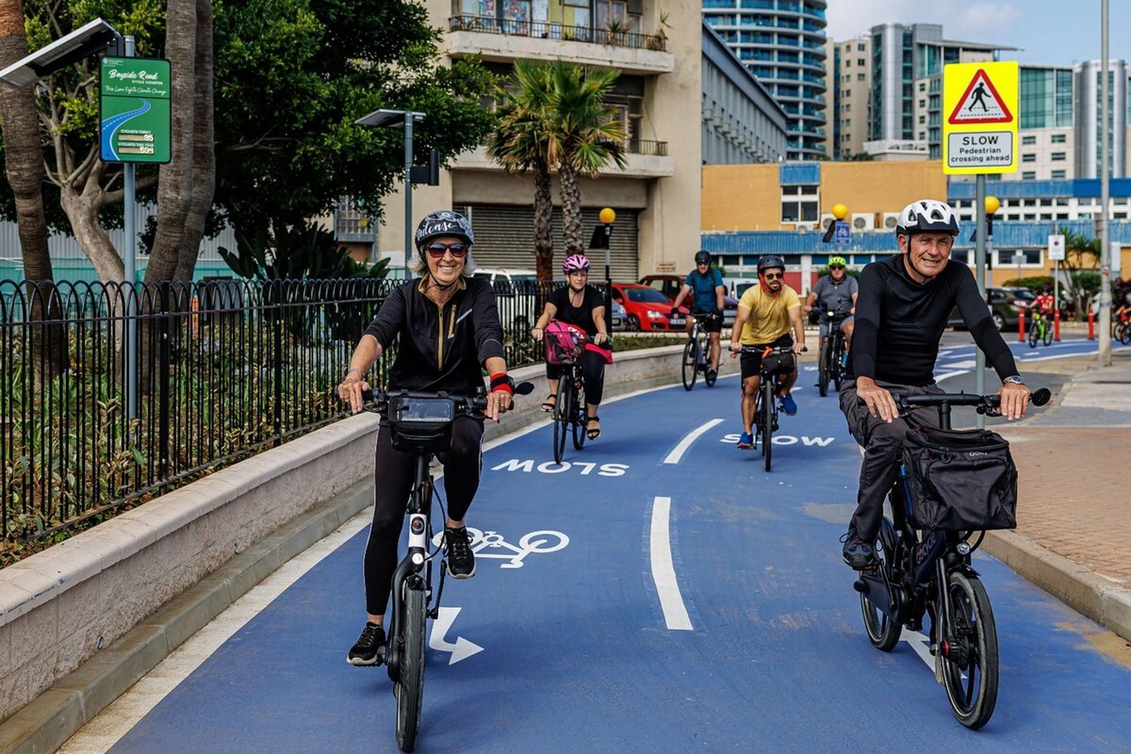 Varios ciclistas por el nuevo carril bici de Gibraltar.
