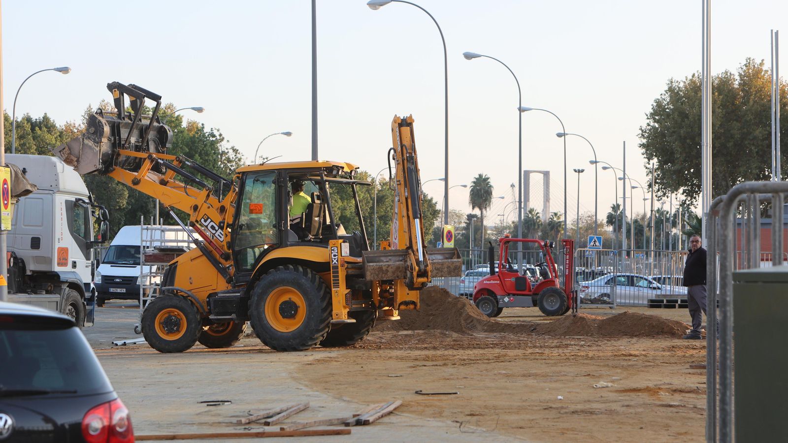 Los movimientos de tierra para instalar la portada.