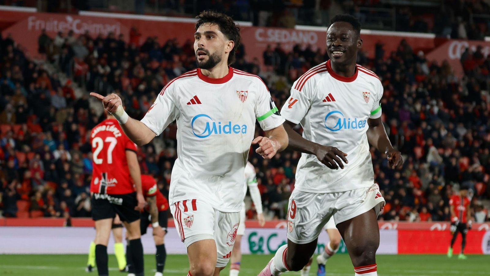 Neal Maupey celebra su primer gol con la camiseta del Sevilla