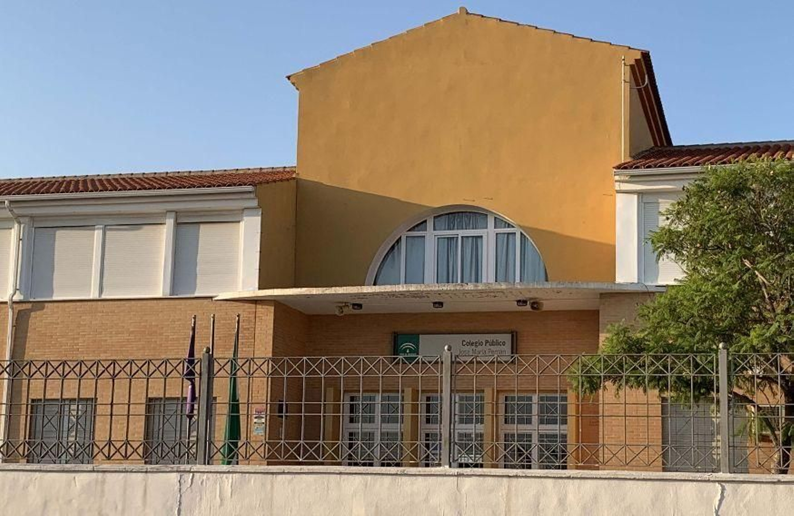 Fachada del colegio José María Pemán de Puente Genil Fachada del colegio José María Pemán de Puente Genil