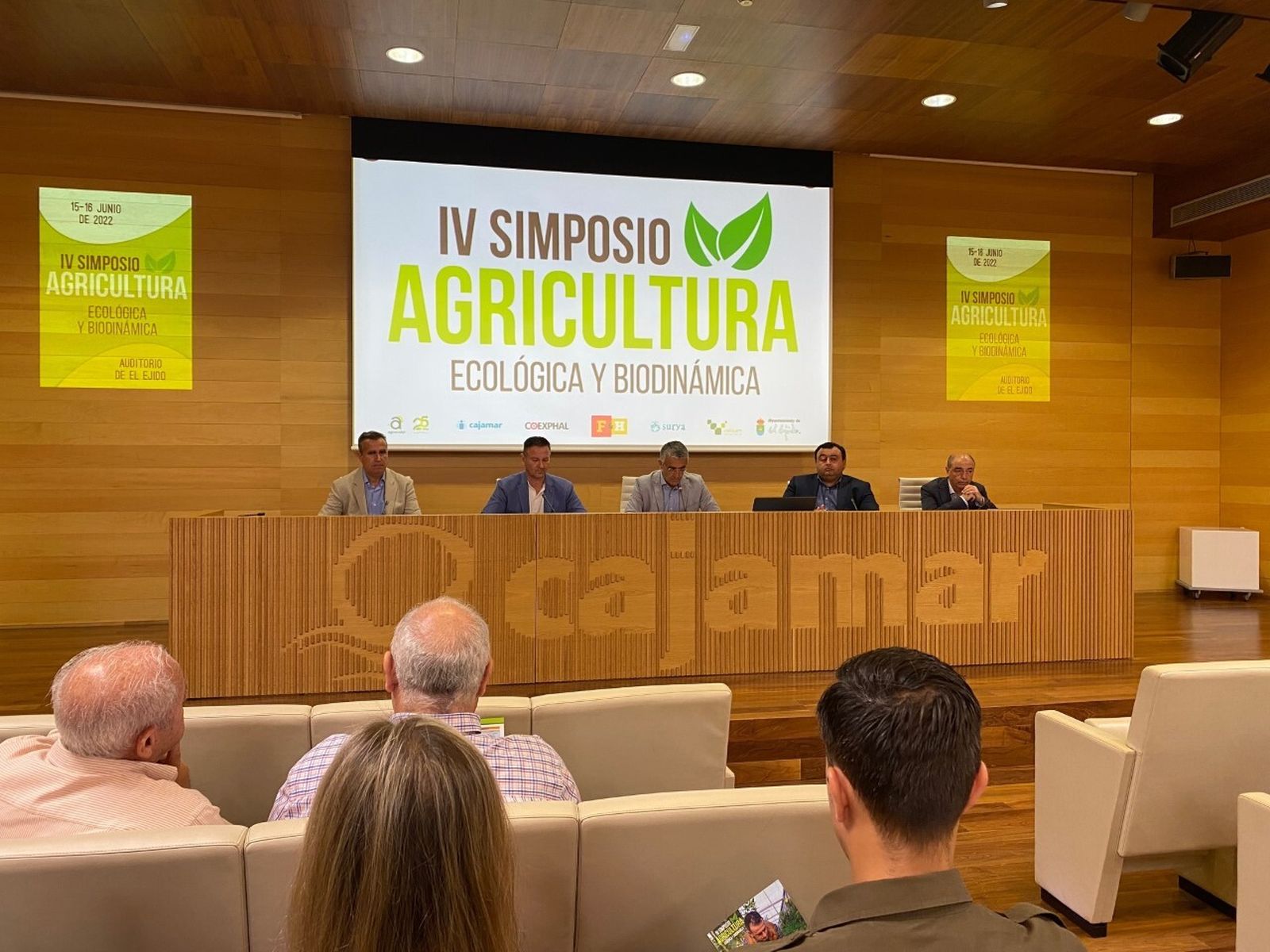 Presentación del simposio a cargo de Luis Miguel Fernández (gerente de Coexphal), Fernando Castilla (presidente del encuentro y representante de Vellsam); Roberto García (director de Desarrollo Sostenible de Cajamar), Francisco Pérez (concejal de Agricultura de El Ejido) y Antonio Rodríguez, presidente de Surya.
