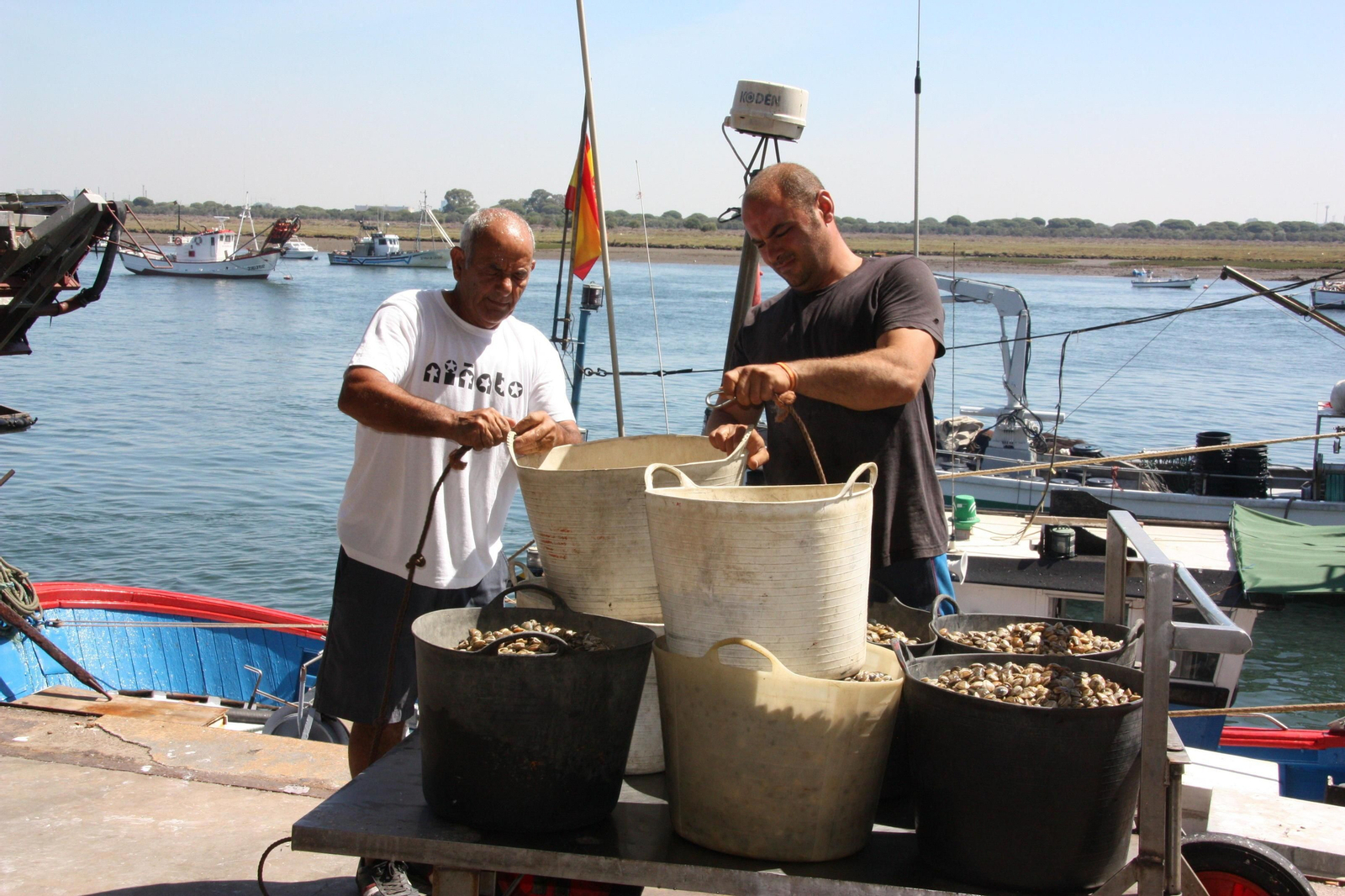 Dos marineros en Punta Umbría tras su jornada.