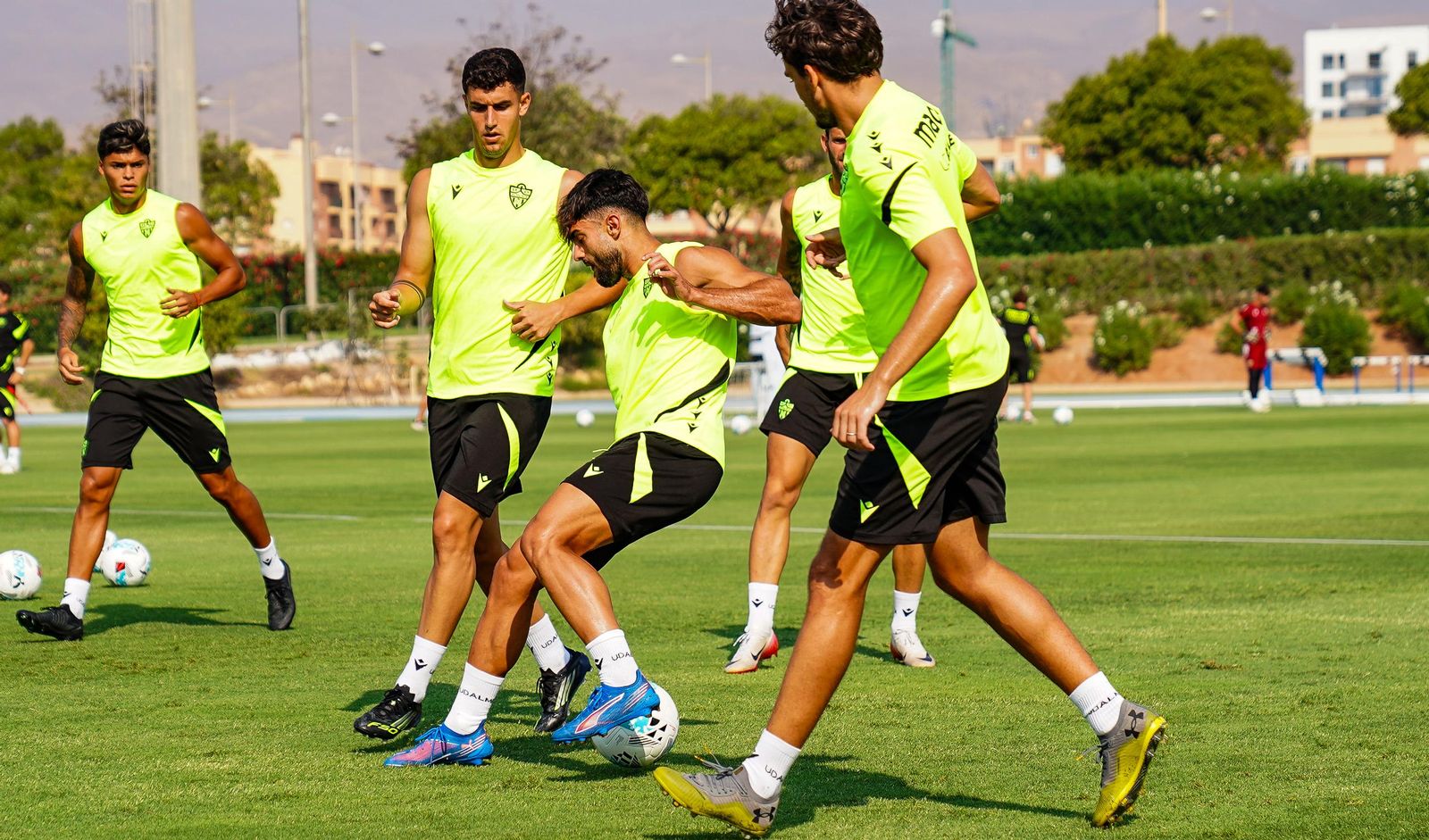 Arnau Puigmal con la posesión del balón durante una acción de la sesión de entrenamiento de este pasado jueves.
