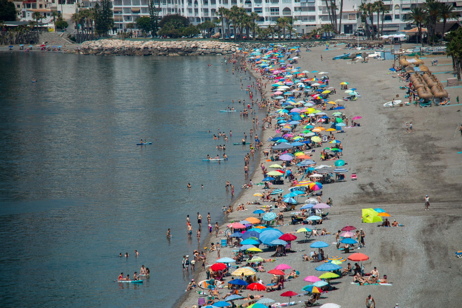 Las playas de Almuñécar se convierten en refugio del calor a dos semanas del verano