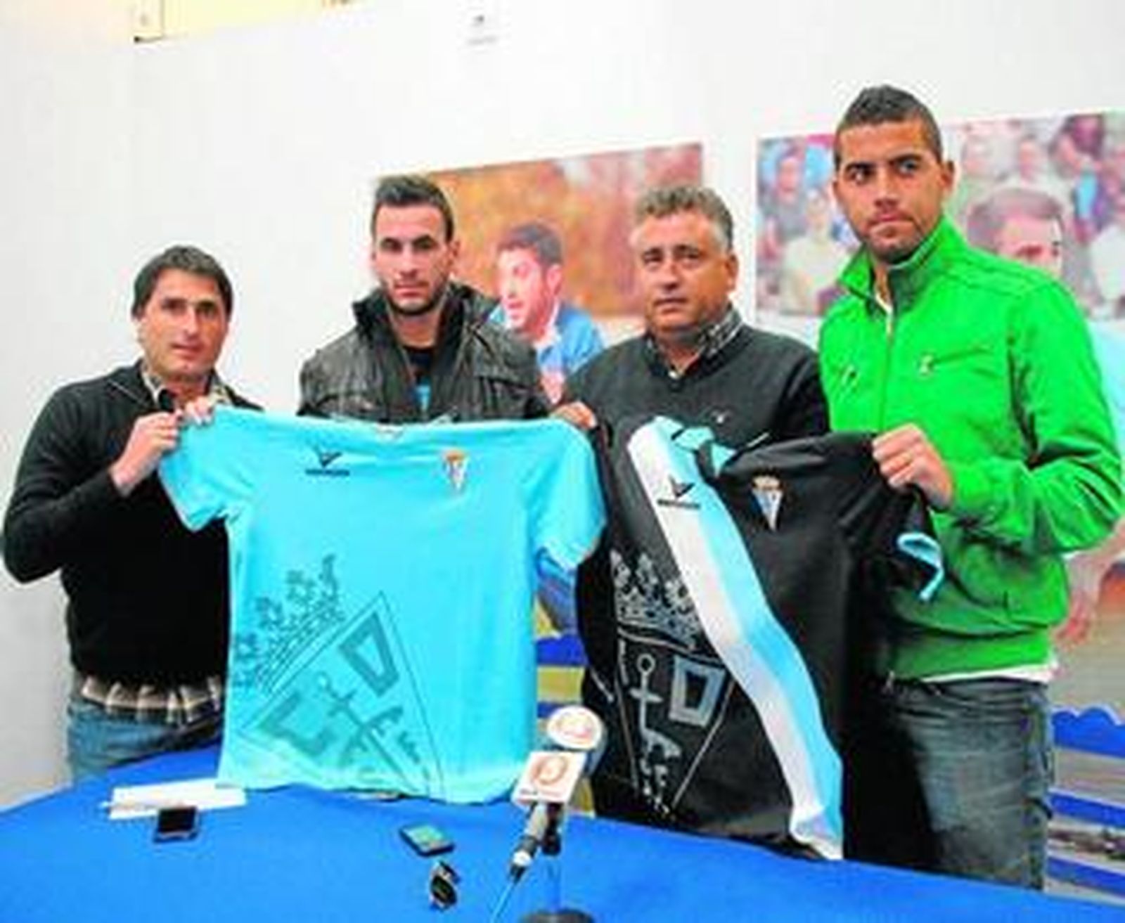 Adrián Martín y Regino posan con las camisetas del club con el presidente y el secretario técnico.
