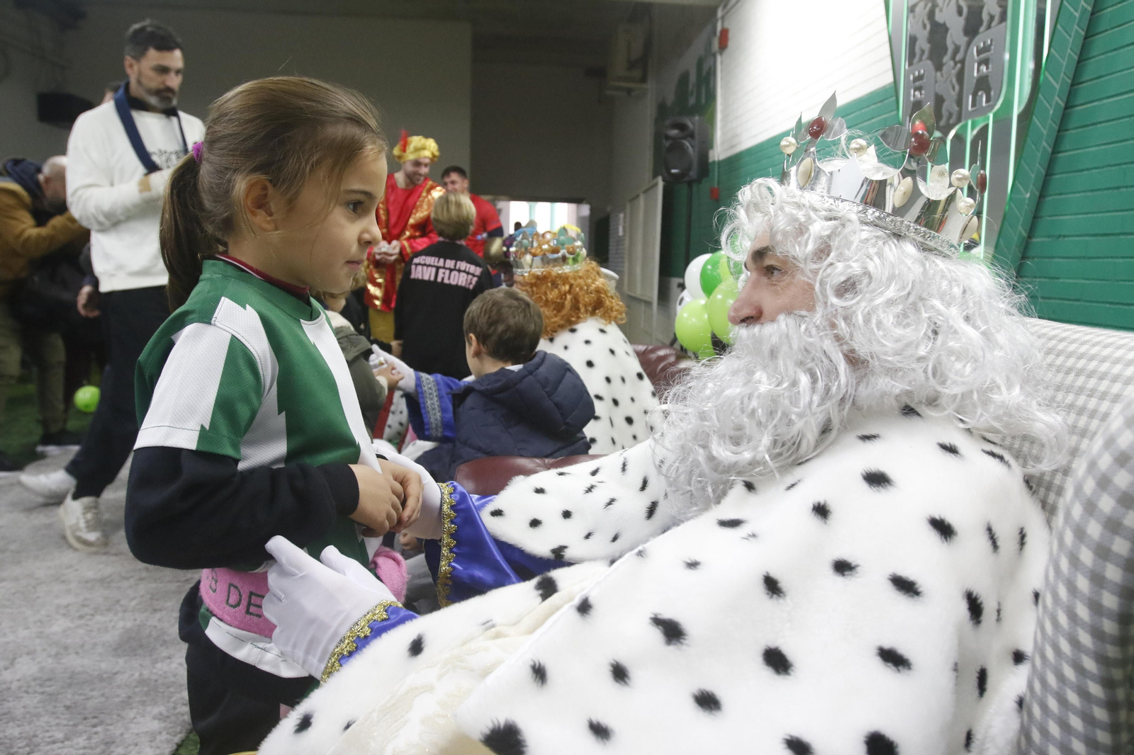 Los Reyes Magos en El Arcángel con la afición del Córdoba CF, en imágenes