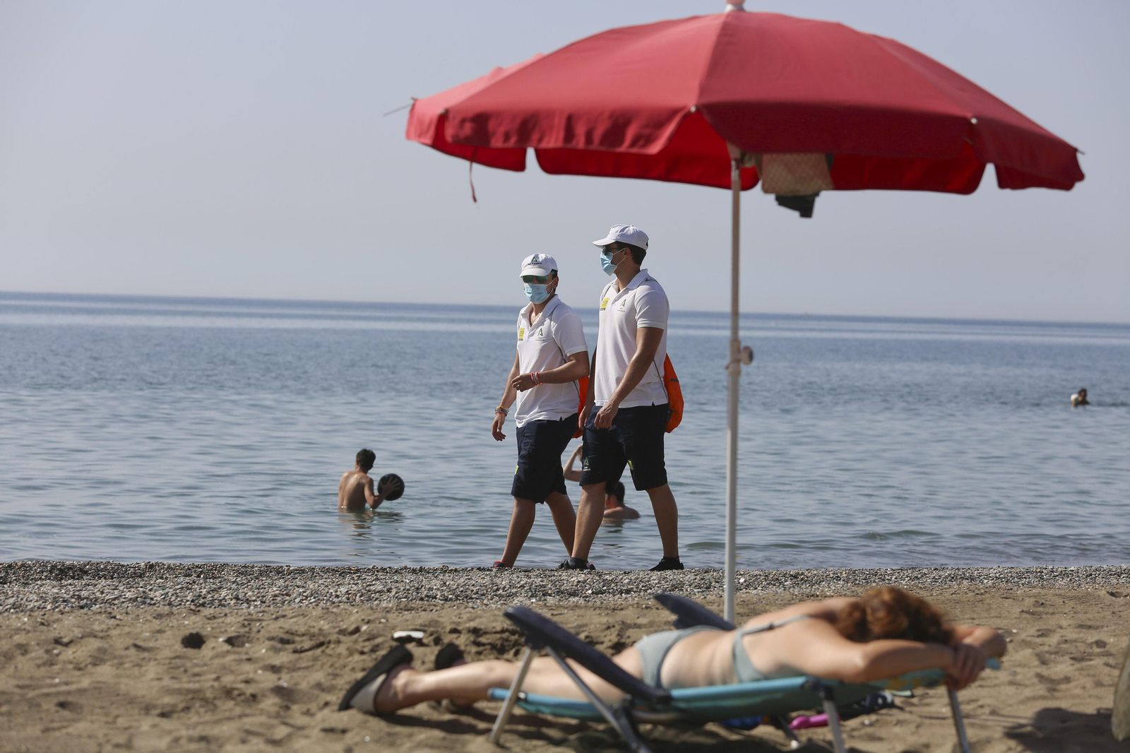 Fotos de la playa de La Misericordia con julio a la vuelta de la esquina Fotos de la playa de La Misericordia con julio a la vuelta de la esquina