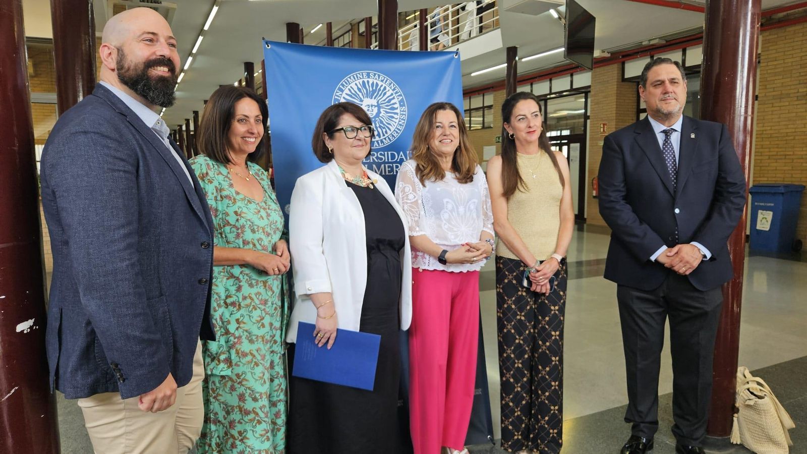 La vicerrectora junto a la consejera y representantes de ambas instituciones. La vicerrectora junto a la consejera y representantes de ambas instituciones.