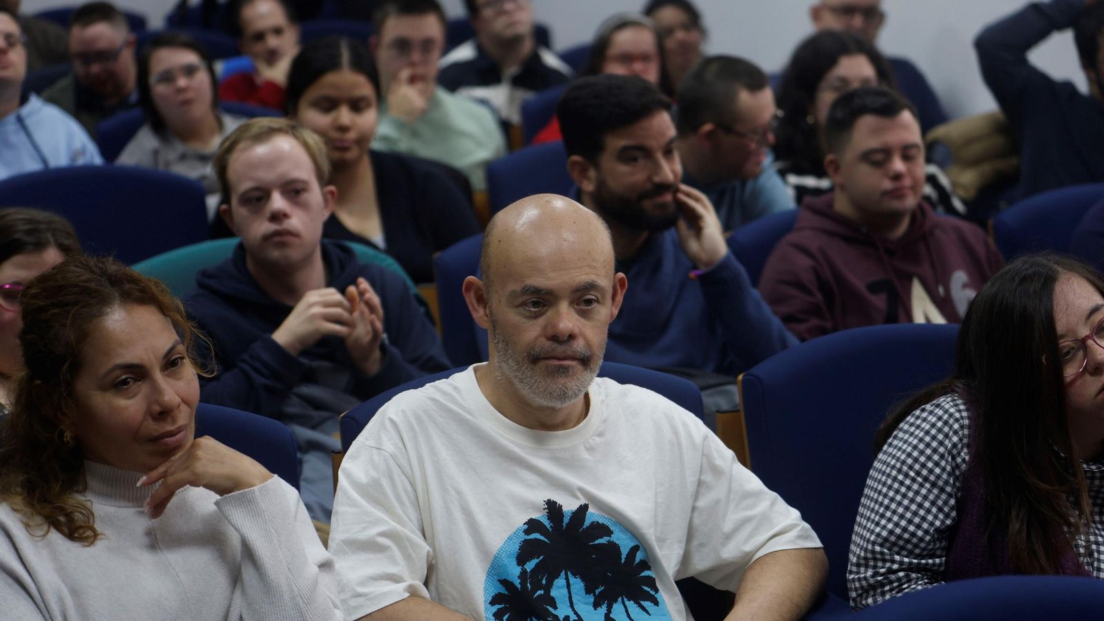 Asistentes a la presentación del calendario solidario.